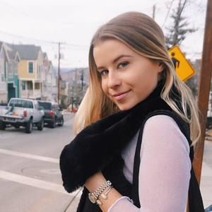 Meet your Posher, Olivia